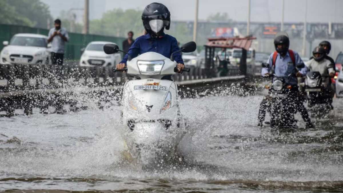 दिल्ली-एनसीआर में तेज हवाओं के साथ झमाझम बारिश, पारा 26 डिग्री तक गिरा